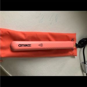 Amika straightener